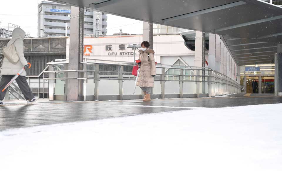 岐阜駅付近のデッキには雪が降り積もった＝５日午前７時４９分、岐阜市橋本町、ＪＲ岐阜駅
