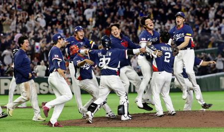 　オーストラリアに勝利し、喜ぶ韓国の選手たち。１次リーグＣ組２位での準々決勝進出を決めた＝東京ドーム