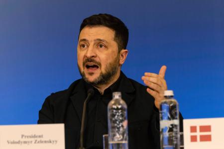 　北欧、バルト諸国との首脳会議を主催するウクライナのゼレンスキー大統領＝２月２４日、キーウ（ゲッティ＝共同）