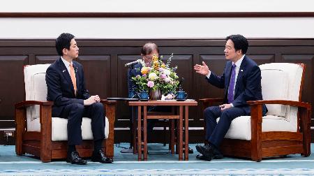 　２５日、台北で会談する台湾の頼清徳総統（右）と小林鷹之元経済安保相（総統府提供・共同）