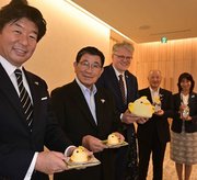 岐阜県コラボ第４弾として販売されている「はちみつレモンぴよりん」を手にする古田肇知事ら＝県庁