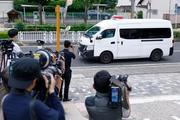 　送検のため、名古屋・昭和署を出る小瀬村史也容疑者を乗せた車＝２３日午前８時３５分
