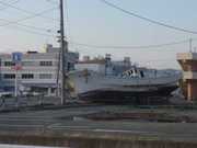 陸に乗り上げた漁船＝２０１２年４月、宮城県気仙沼市（栗田繁実さん提供）