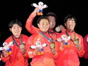 　男子４００メートルリレーで金メダルを獲得し、笑顔を見せる（左から）岡本隼、佐々木琢磨、冨永幸佑、坂田翔悟＝駒沢陸上競技場