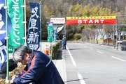 のぼり旗が掲げられ、大会ムードが高まる会場＝各務原市下切町、川崎重工ホッケースタジアム
