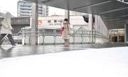 岐阜駅付近のデッキには雪が降り積もった＝５日午前７時４９分、岐阜市橋本町、ＪＲ岐阜駅