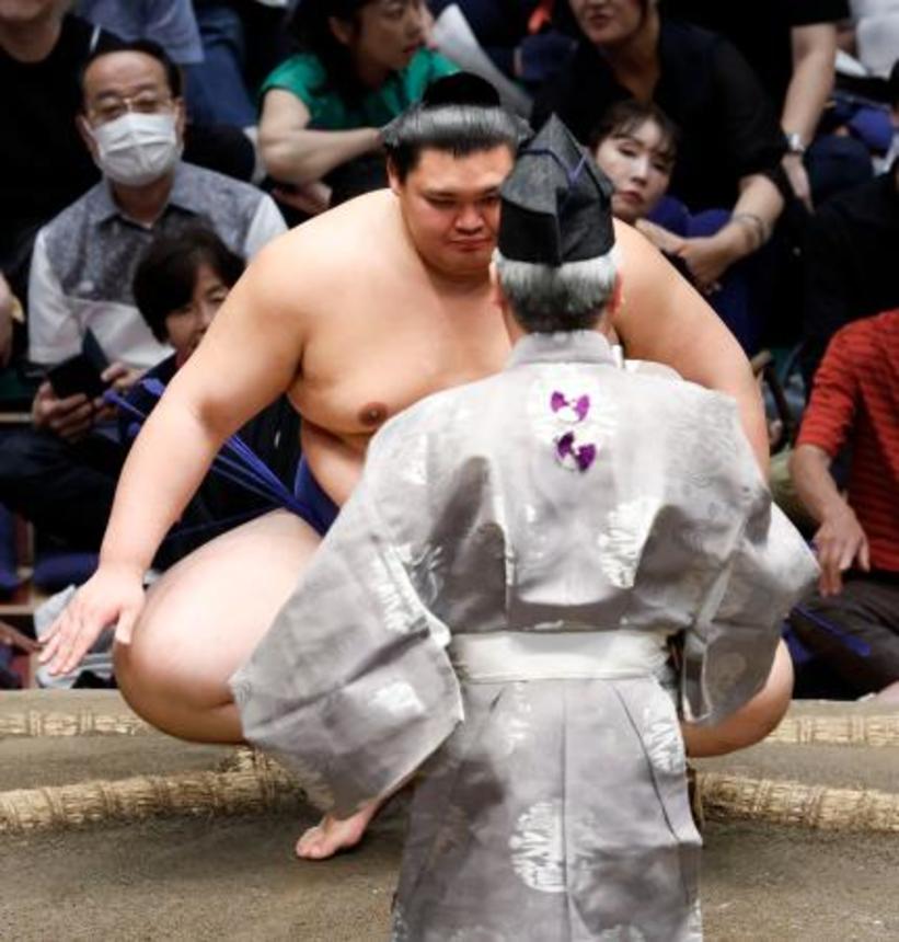 　琴桜の休場で不戦勝となり、勝ち名乗りを受ける大の里＝両国国技館