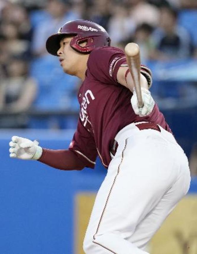 　３回楽天２死一、二塁、浅村が左前に先制打を放つ＝神宮
