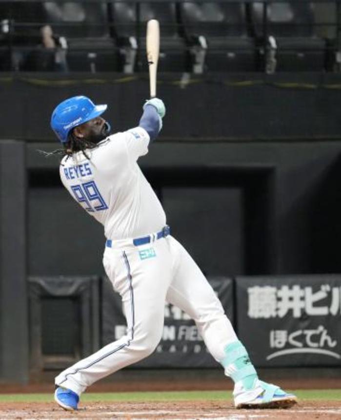 　５回日本ハム２死一塁、レイエスが左越えに２打席連続本塁打となる２ランを放つ＝エスコンフィールド