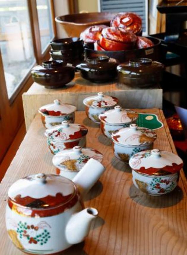　チャリティー販売会で並べられた九谷焼や輪島塗の器＝１４日午後、北海道愛別町
