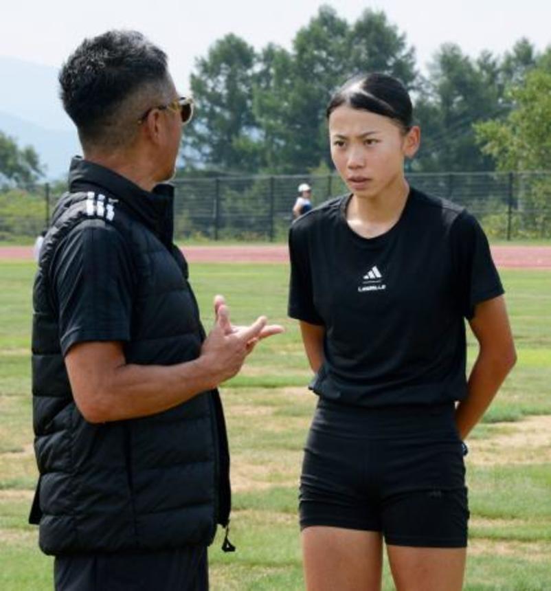 　監督から指導を受ける陸上女子８００メートルの久保凜＝長野県の菅平高原