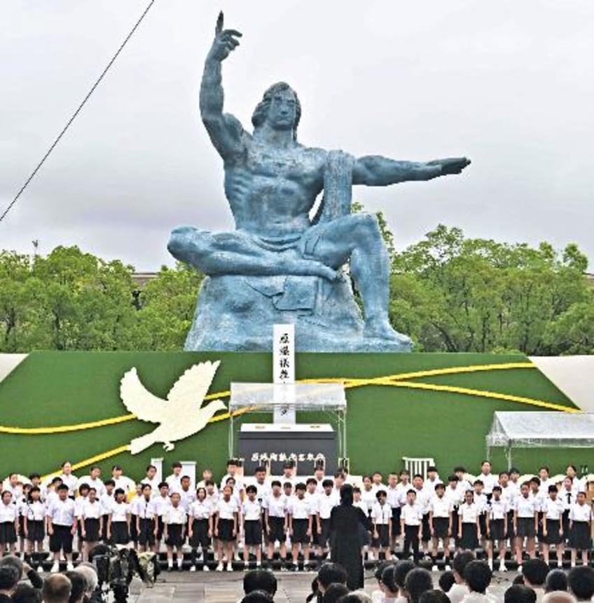 　平和祈念式典で楽曲「クスノキ」を合唱する児童＝９日午前、長崎市の平和公園（代表撮影）