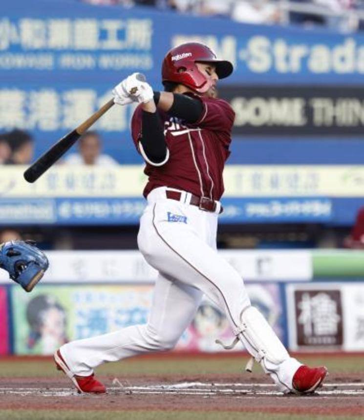 　１回楽天２死一、二塁、黒川が右越えに先制３ランを放つ＝ＺＯＺＯマリン