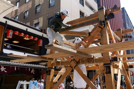 　祇園祭の山鉾巡行を前に始まった「鉾建て」＝９日午前、京都市