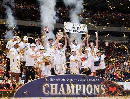 　優勝し記念写真に納まるＡ東京の選手たち＝国立代々木競技場