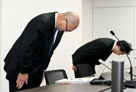 　浜岡原発１、２号機の廃炉費用請求を巡る不適切な手続きについて、謝罪する中部電力の大塚温久原子力部長（左）ら＝２７日午前、名古屋市