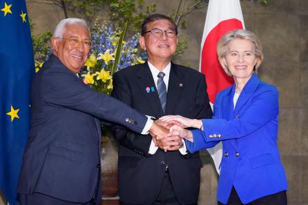 　定期首脳協議を前に握手する（左から）ＥＵのコスタ大統領、石破首相、フォンデアライエン欧州委員長＝２３日午後、首相官邸