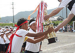 運動会で応援優勝杯を受ける赤団、白団の団長＝山県市東深瀬、富岡小学校