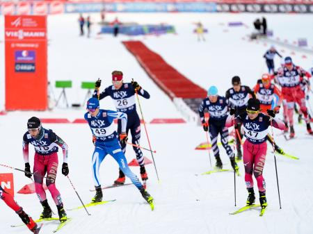 　Ｗ杯複合男子個人第３戦の前半距離で２７位の山本涼太（左端）と３４位の木村幸大（右手前）＝トロンヘイム（共同）