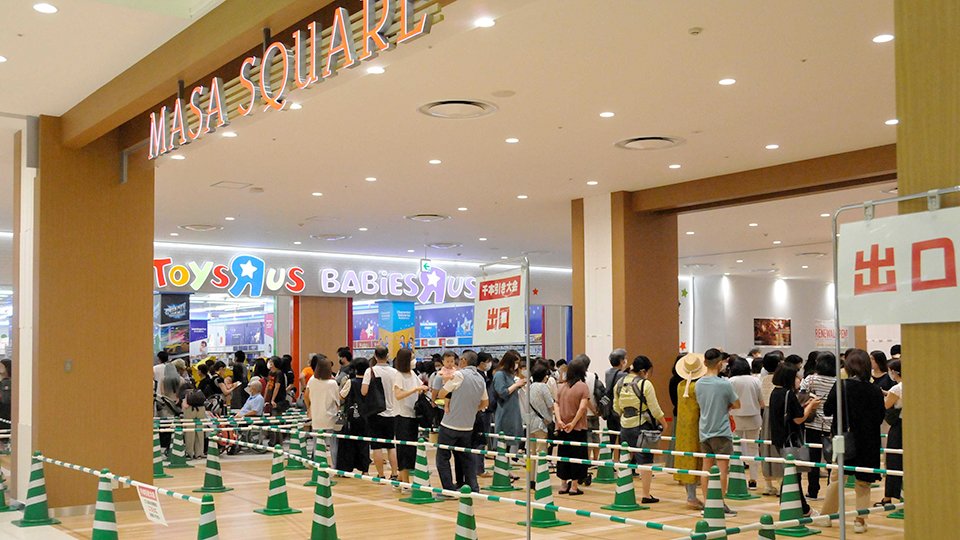 北館１階に移ったマーサスクエア。トイザらス・ベビーザらスの入店待ちの客らが列をなした＝岐阜市正木中、マーサ２１