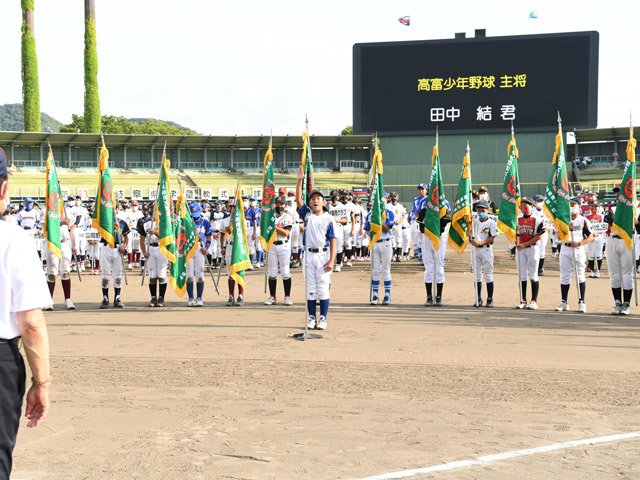 開会式で堂々と選手宣誓する田中結主将＝岐阜市長良福光、長良川球場