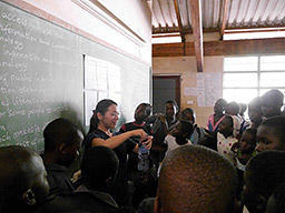任地カロンガの小学校での健康教育の様子。経口補水液の作り方を教えている＝マラウイ