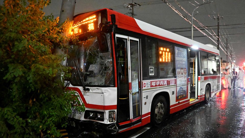 軽乗用車と衝突し、電柱にぶつかった路線バス＝１２日午後７時１９分、岐阜市西荘