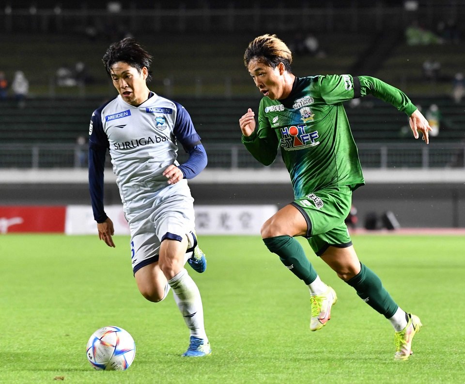 ＦＣ岐阜×沼津＝後半、左サイドをドリブルで駆け上がるＦＣ岐阜のＦＷ村田＝長良川競技場