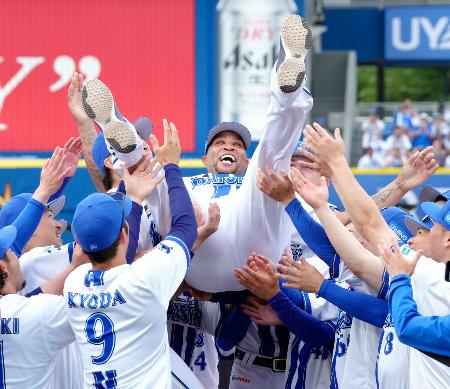 　現役最後の試合を終え、ナインに胴上げされるＤｅＮＡのビシエド＝２４日、横浜スタジアム