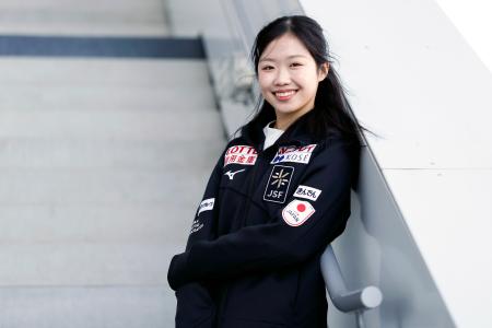 　フランス大会の２連覇から一夜明け、撮影に応じる中井亜美＝２５日、アンジェ（共同）