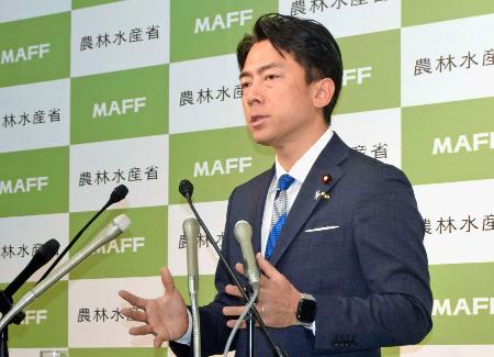 　閣議後、記者会見する小泉農相＝６日午前、農水省