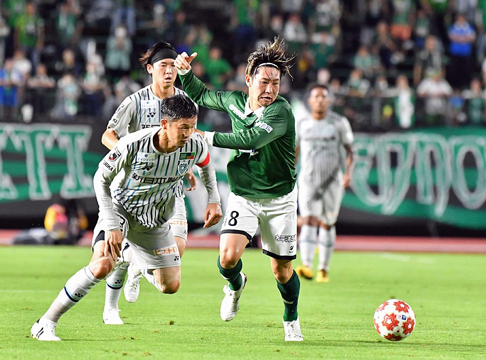 ＦＣ岐阜×福岡＝前半、相手と激しくボールを競り合うＦＣ岐阜のＦＷ田口＝長良川競技場