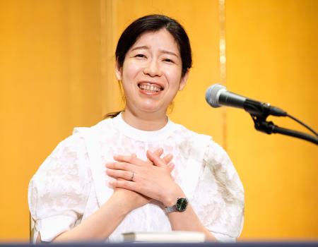 　第３８回三島由紀夫賞に決まり、記者会見する中西智佐乃さん＝１６日午後、東京都内のホテル