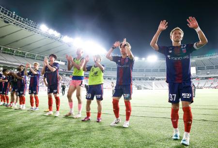 　金沢に快勝し、サポーターにあいさつする小泉（右端）らＦＣ東京の選手たち＝味スタ