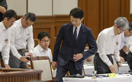 　昨年９月、兵庫県議会で自身への不信任決議が全会一致で可決され、席を立つ斎藤元彦知事（右から２人目）