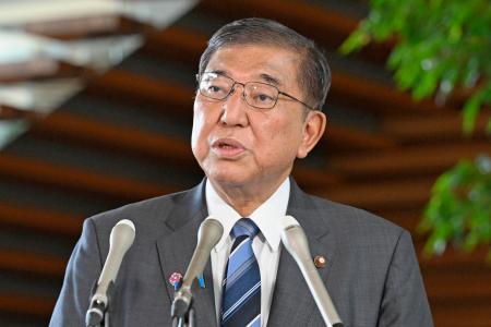　津波警報の発令を受け、記者団の取材に応じる石破首相＝３０日午前、首相官邸