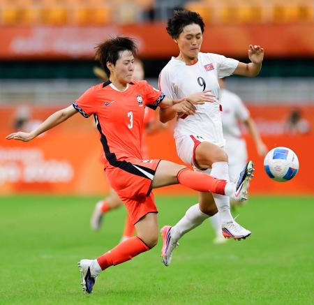 　サッカー女子の韓国―北朝鮮戦でプレーする選手＝２１日、静岡スタジアム