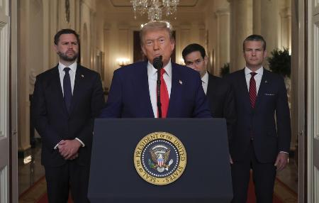 　演説するトランプ米大統領（手前）。左はバンス副大統領＝２１日、ワシントンのホワイトハウス（ＡＰ＝共同）