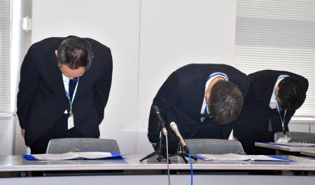 　千葉県職員の懲戒処分に関する記者会見で謝罪する県人事課の職員ら＝３０日午後、千葉県庁