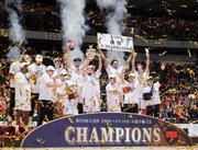 　優勝し記念写真に納まるＡ東京の選手たち＝国立代々木競技場