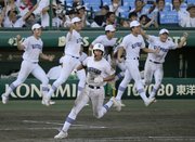 県岐阜商―横浜タイブレークの回裏、サヨナラ打を放ち、喜ぶ坂口（手前）ら県岐阜商ナイン＝甲子園
