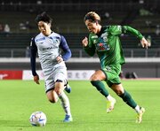 ＦＣ岐阜×沼津＝後半、左サイドをドリブルで駆け上がるＦＣ岐阜のＦＷ村田＝長良川競技場