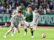 ＦＣ岐阜×福岡＝前半、相手と激しくボールを競り合うＦＣ岐阜のＦＷ田口＝長良川競技場