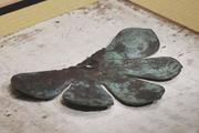 　法隆寺金堂にある国宝・釈迦三尊像の一部とみられる金具＝３日午後、東京都港区