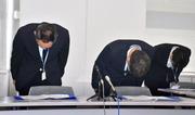 　千葉県職員の懲戒処分に関する記者会見で謝罪する県人事課の職員ら＝３０日午後、千葉県庁