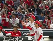 　６回、小園が満塁本塁打を放ち、喜ぶ広島・新井監督（右から２人目）ら＝マツダ