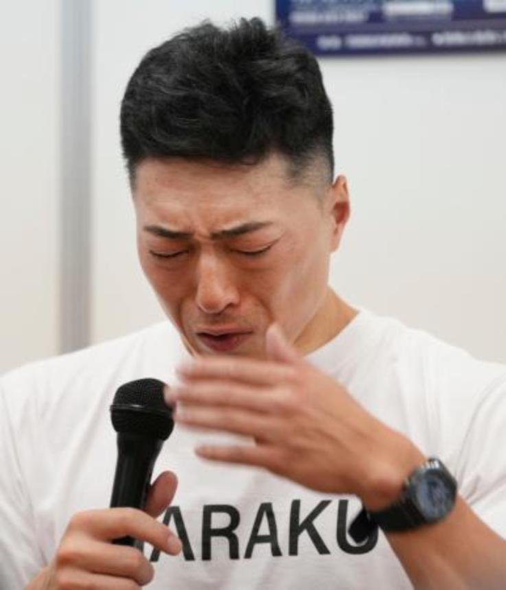　伏見俊昭さんの訃報を受け、涙ながらに記者会見する新田祐大選手＝１９日夜、高知競輪場