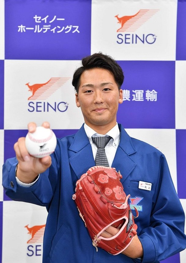 巨人から５位指名され、笑顔でポーズをとる西濃運輸の船迫大雅投手＝西濃運輸