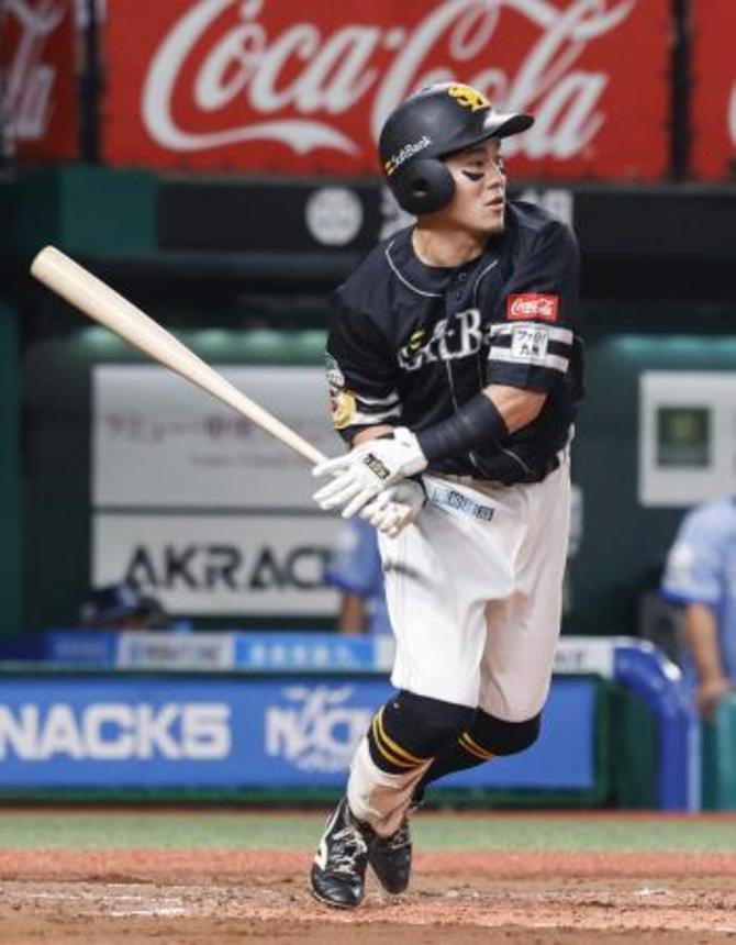 　１回ソフトバンク１死満塁、牧原大が右前に適時打を放つ＝ベルーナドーム