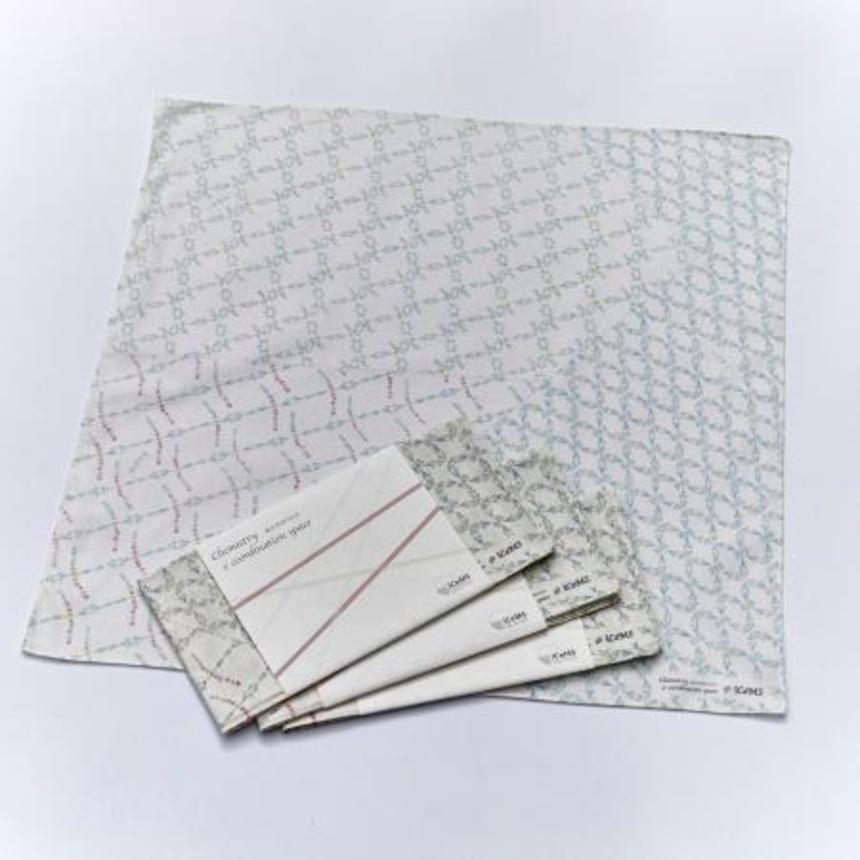 　京都大が一般販売を目指す、「金属有機構造体」をモチーフとしたハンカチ（京都大アイセムス提供）